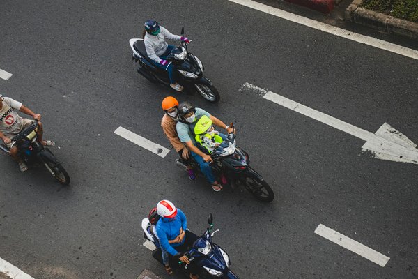 Quelles sont les meilleures pratiques pour ajuster la hauteur de selle sur une Yamaha MT-07 pour une conduite plus confortable ?