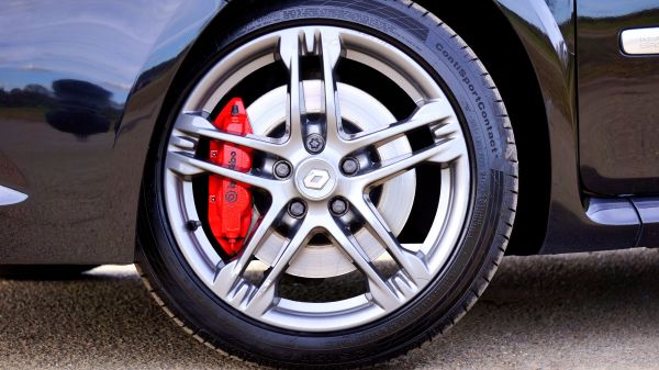 Comment choisir le meilleur système de freinage céramique pour une voiture de sport?