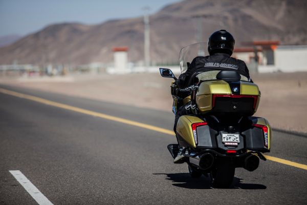 Comment installer un régulateur de vitesse électronique sur une Honda Gold Wing pour les longs trajets ?