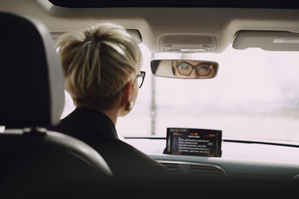 Comment les systèmes de détection de la fatigue oculaire peuvent-ils prévenir les accidents sur longs trajets?