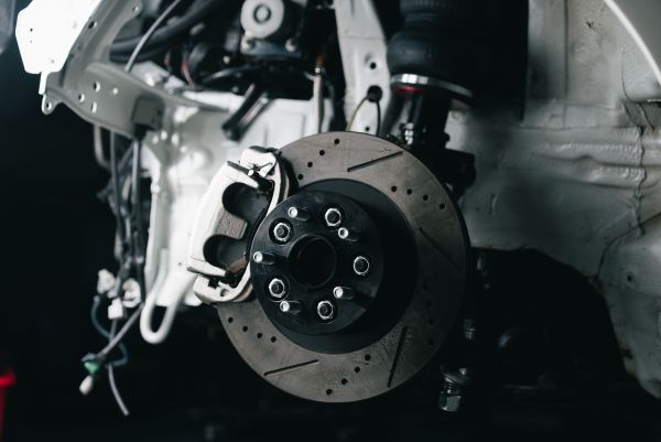 Comment les systèmes de freinage adaptatifs fonctionnent-ils pour les véhicules de grande taille?