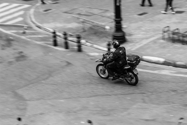 Quelle est l'efficacité des systèmes anti-collision pour les motos de tourisme?