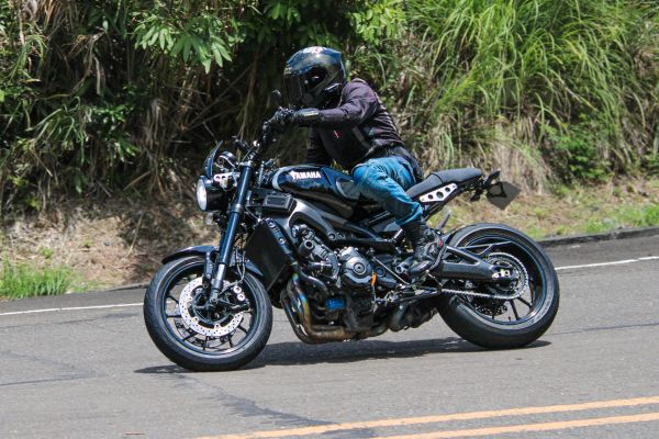 Quelles sont les meilleures pratiques pour ajuster la hauteur de selle sur une Yamaha MT-07 pour une conduite plus confortable ?