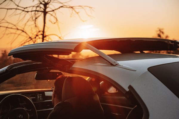 Quels sont les avantages des toits ouvrants solaires pour les voitures électriques?
